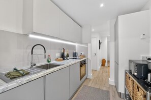 Fridge, microwave, oven, stovetop - Madeira 2BR Garden Retreat in Bromley with Street Parking (Greater London)