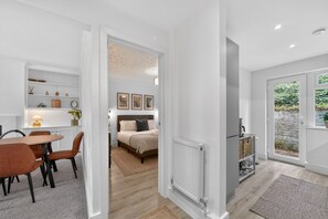 2 bedrooms, desk, iron/ironing board, WiFi - Madeira 2BR Garden Retreat in Bromley with Street Parking (Greater London)
