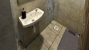 Ein Badezimmer mit Waschbecken, Spiegel und Dusche.