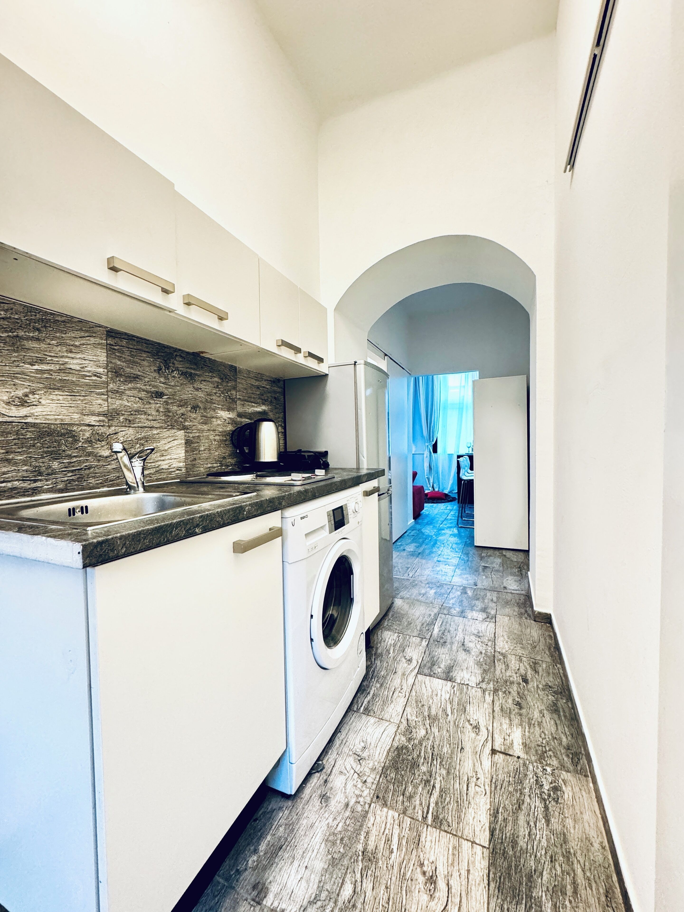 Basic Apartment | Private kitchen | Fridge, microwave, stovetop, cookware/dishes/utensils