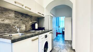 Basic Apartment | Private kitchen | Fridge, microwave, stovetop, cookware/dishes/utensils