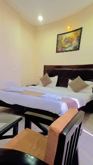 Desk, laptop workspace, free WiFi - Hotel Laxman Grand (Rishikesh)