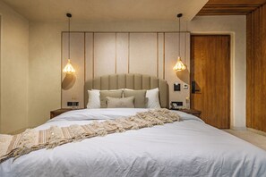 Luxury Villa, Garden View | Laptop workspace, soundproofing, iron/ironing board, free WiFi - The Chestnut Grove (Dalhousie)