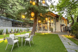 Outdoor dining - The Chestnut Grove (Dalhousie)