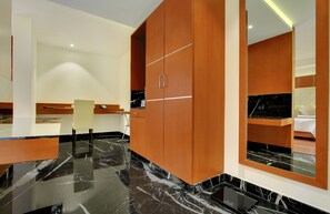 Luxury Suite, City View | Egyptian cotton sheets, premium bedding, minibar, in-room safe - Lavender Premier (Bengaluru)