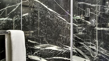 Suite Luxury, vista città | Bagno | Doccia, asciugacapelli, pantofole, asciugamani