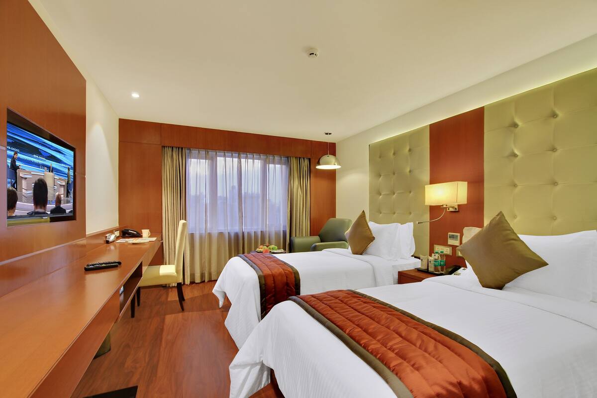 Standard-Zweibettzimmer, Stadtblick | Zimmersafe, Schreibtisch, laptopgeeigneter Arbeitsplatz