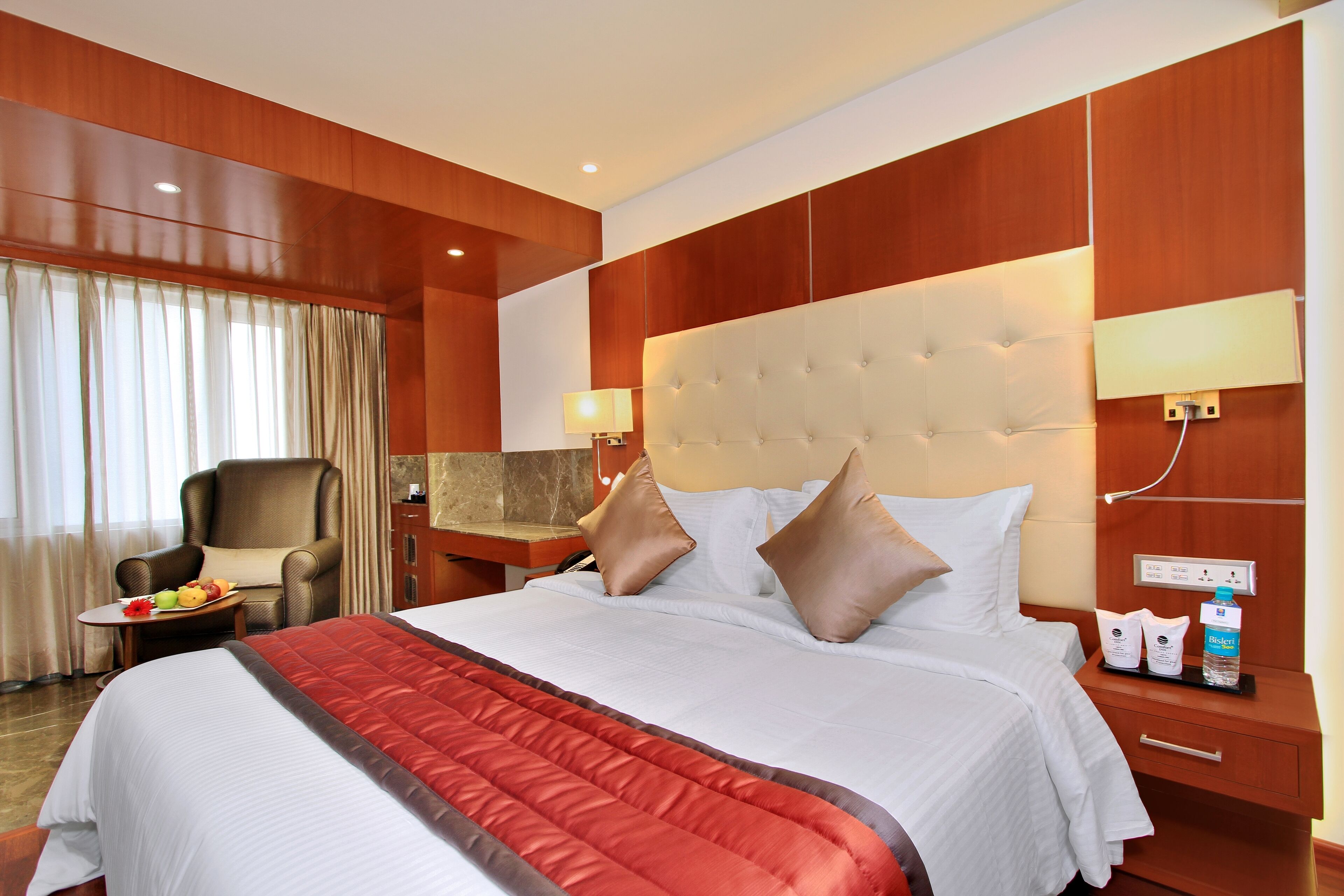 标准双人房, 城市景观 | 客房内保险箱、办公桌、笔记本电脑工作区、免费 WiFi