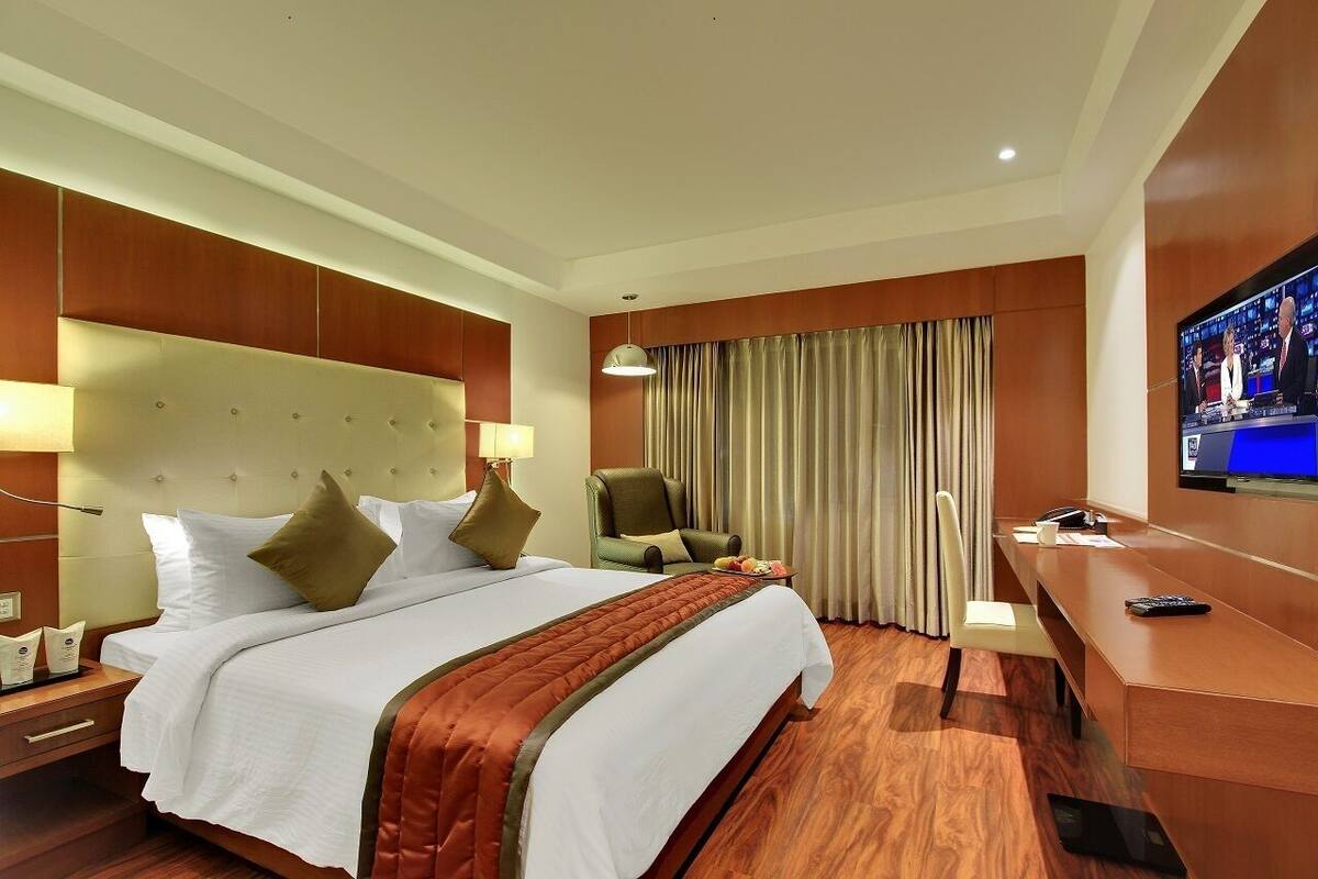 Standard-Doppelzimmer, Stadtblick | Zimmersafe, Schreibtisch, laptopgeeigneter Arbeitsplatz