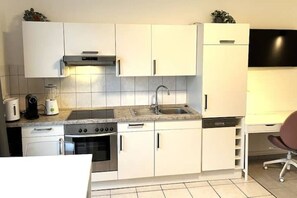 Kjøleskap, ovn, kokeplater og oppvaskmaskin