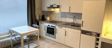 Kjøleskap, ovn, kokeplater og oppvaskmaskin