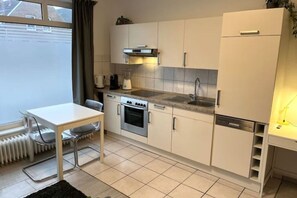 Kjøleskap, ovn, kokeplater og oppvaskmaskin