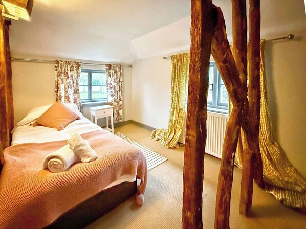 Iron/ironing board, Internet, bed sheets