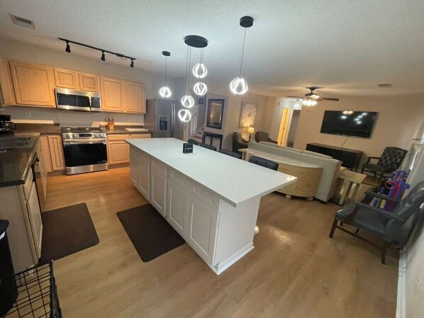 Interior - Well-Appointed 6-BR House in Tranquil Olive Branch w/ Stylish Modern Furniture (Olive Branch)