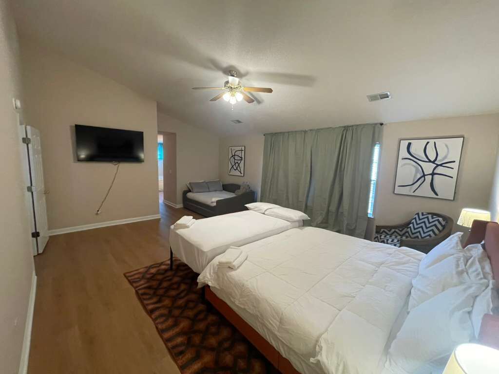 6 bedrooms, desk, iron/ironing board, free WiFi