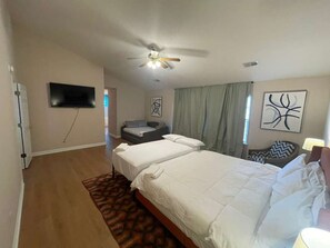 6 bedrooms, desk, iron/ironing board, free WiFi - Well-Appointed 6-BR House in Tranquil Olive Branch w/ Stylish Modern Furniture (Olive Branch)