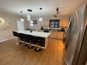 Fridge, microwave, oven, stovetop - Well-Appointed 6-BR House in Tranquil Olive Branch w/ Stylish Modern Furniture (Olive Branch)