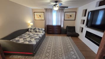 6 bedrooms, desk, iron/ironing board, free WiFi