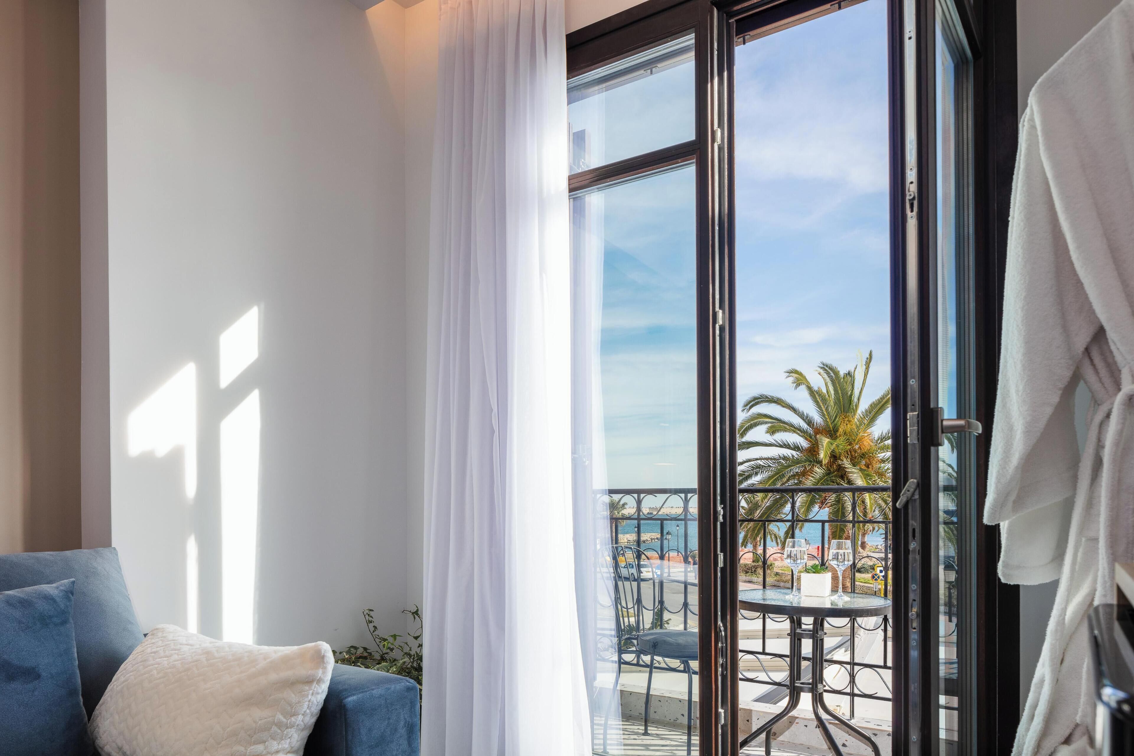 Ropa de cama hipoalergénica y caja de seguridad en la habitación 