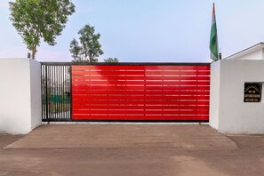 Property grounds - Alaya Stays Krishna Farm With Pool (Noida)