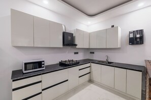 Private kitchen - Alaya Stays Krishna Farm With Pool (Noida)