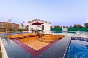 Outdoor pool - Alaya Stays Krishna Farm With Pool (Noida)
