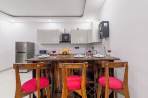 Private kitchen - Alaya Stays Krishna Farm With Pool (Noida)