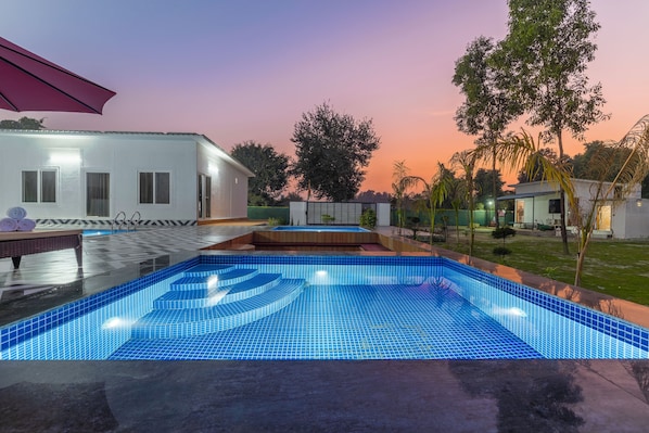 Outdoor pool - Alaya Stays Krishna Farm With Pool (Noida)