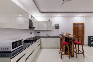 Private kitchen - Alaya Stays Krishna Farm With Pool (Noida)