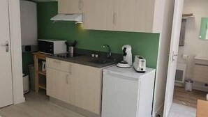 A compact kitchen with a microwave, kettle, and small refrigerator. - Pleasant studio Bourgueil center (Bourgueil)