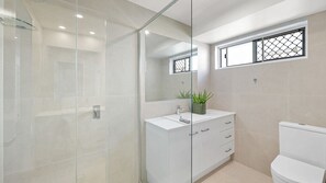 Een douche, handdoeken