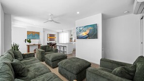 Smart TV, ping pong - 5 bedroom house, walk to beach (Alexandra Headland)