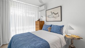 Iron/ironing board, Internet, bed sheets - 5 bedroom house, walk to beach (Alexandra Headland)