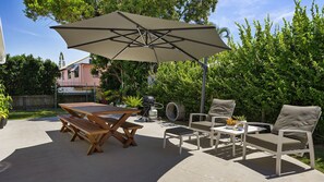 Outdoor dining - 5 bedroom house, walk to beach (Alexandra Headland)