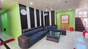 Coin salon dans le hall