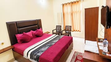 Hypo-allergenic bedding, desk, soundproofing, free WiFi
