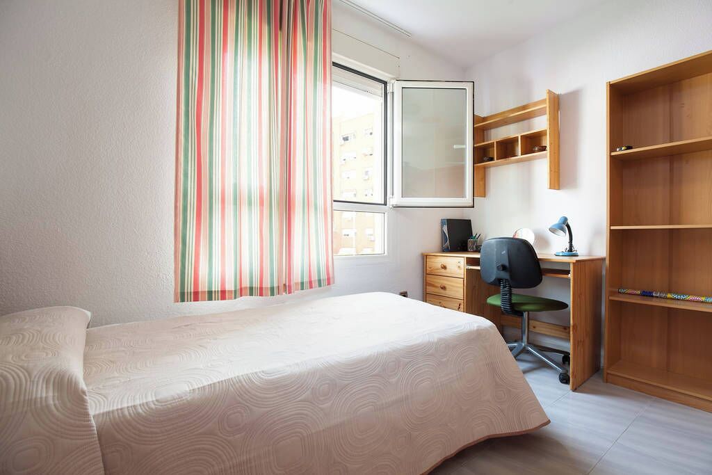 Een strijkplank/strijkijzer, wifi, beddengoed