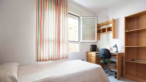 A bedroom with a bed, a desk, a chair, and a wardrobe. - DETACHED HOUSE WITH GARDEN, FIVE MINUTES FROM THE BEACH. (Almeria)