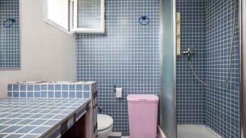 Een douche, een haardroger, een bidet, handdoeken