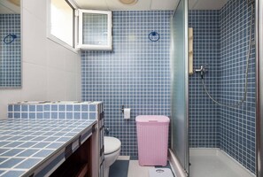 Een douche, een haardroger, een bidet, handdoeken