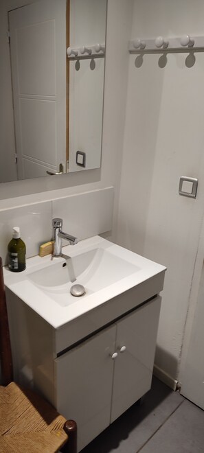 Serviettes fournies, papier toilette