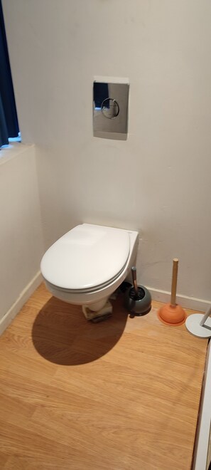 Serviettes fournies, papier toilette