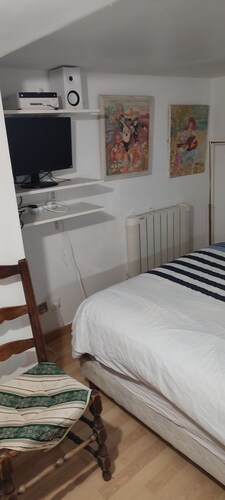 Homestay and private bathroom. accessible kitchen