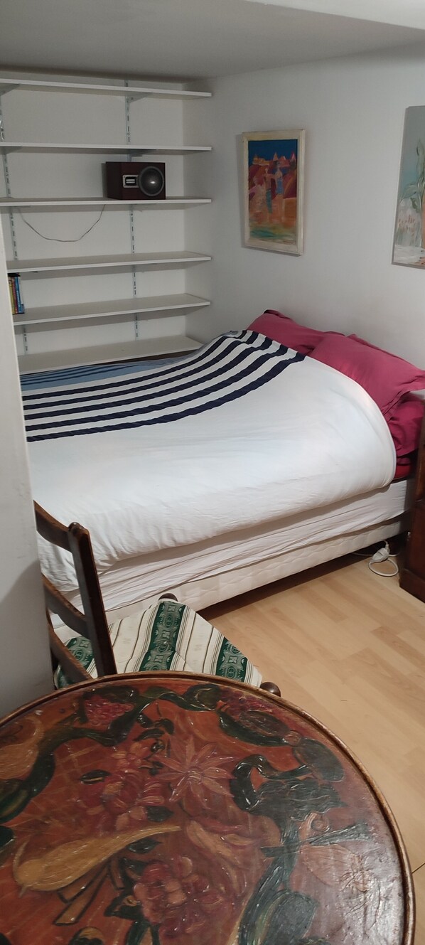 WiFi, bed sheets