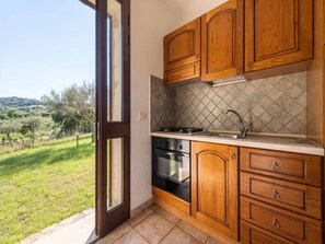Fridge, oven, stovetop, cookware/dishes/utensils - Relaxing home near the sea (Siniscola)