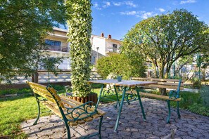 Outdoor dining - Spacious apartment with parking (Umag)