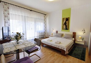Internet, bed sheets - Spacious apartment with parking (Umag)