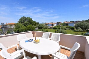 Outdoor dining - Quiet apartment with terrace (Umag)