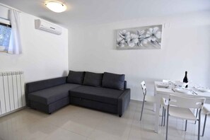 TV - Terrace flat 300 mt from beach (Zambratija)