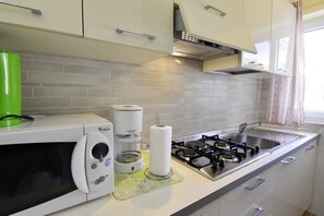 Fridge, microwave, stovetop, coffee/tea maker - Comfy holiday home in Zambratija (Zambratija)